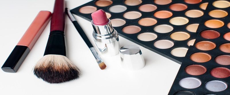 Tips to Pack the Perfect Travel Makeup Kit